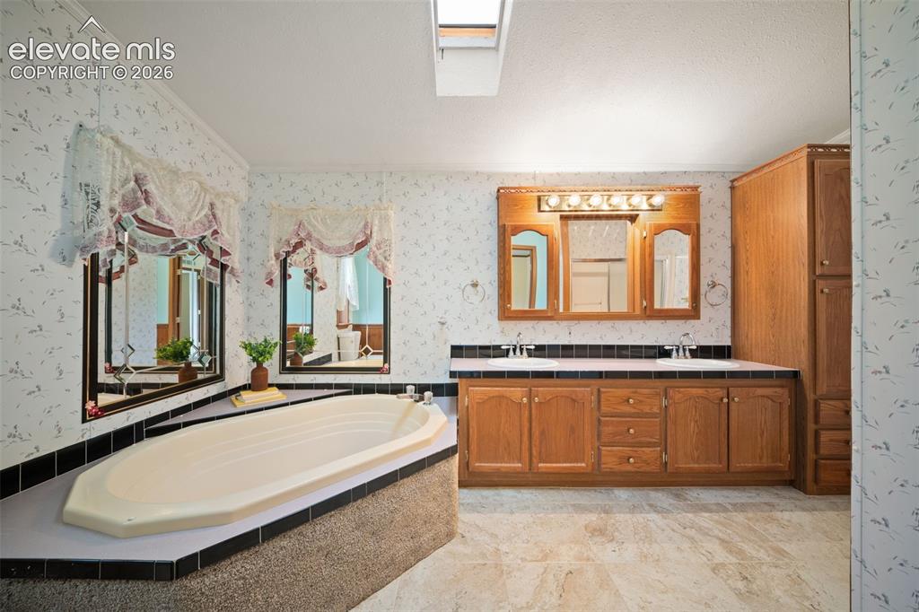 Image 15 of 40: Bathroom