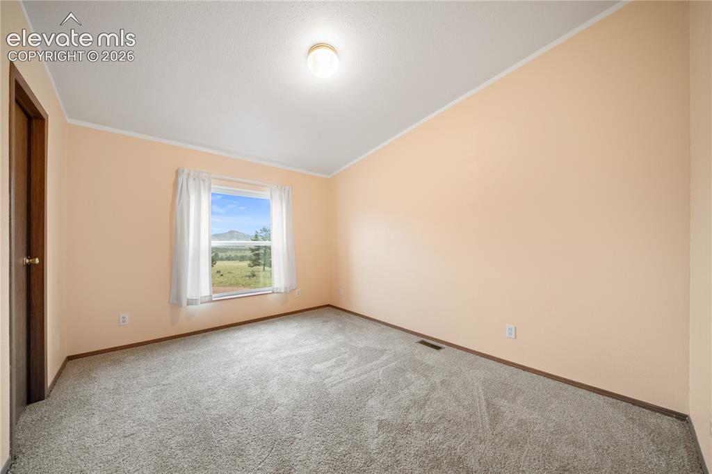 Image 21 of 40: Guest bedroom 3