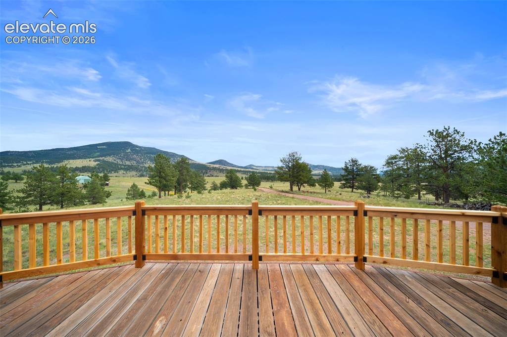 Image 5 of 40: Deck