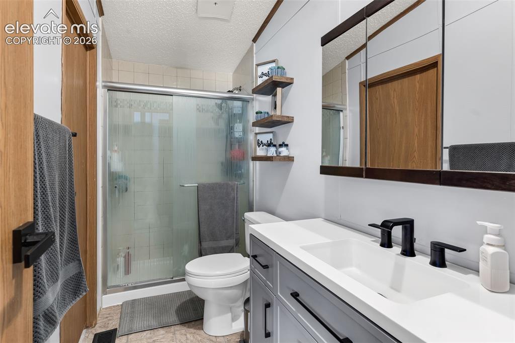 Image 12 of 27: Bathroom