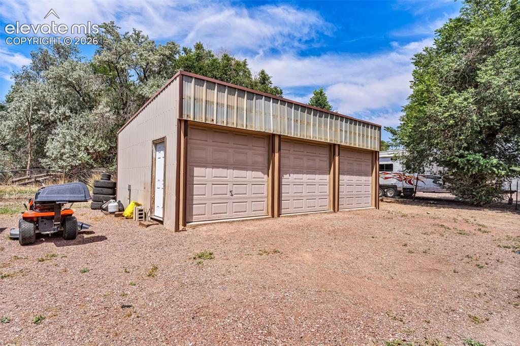 Image 19 of 27: Garage