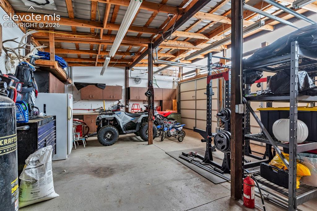 Image 20 of 27: Garage