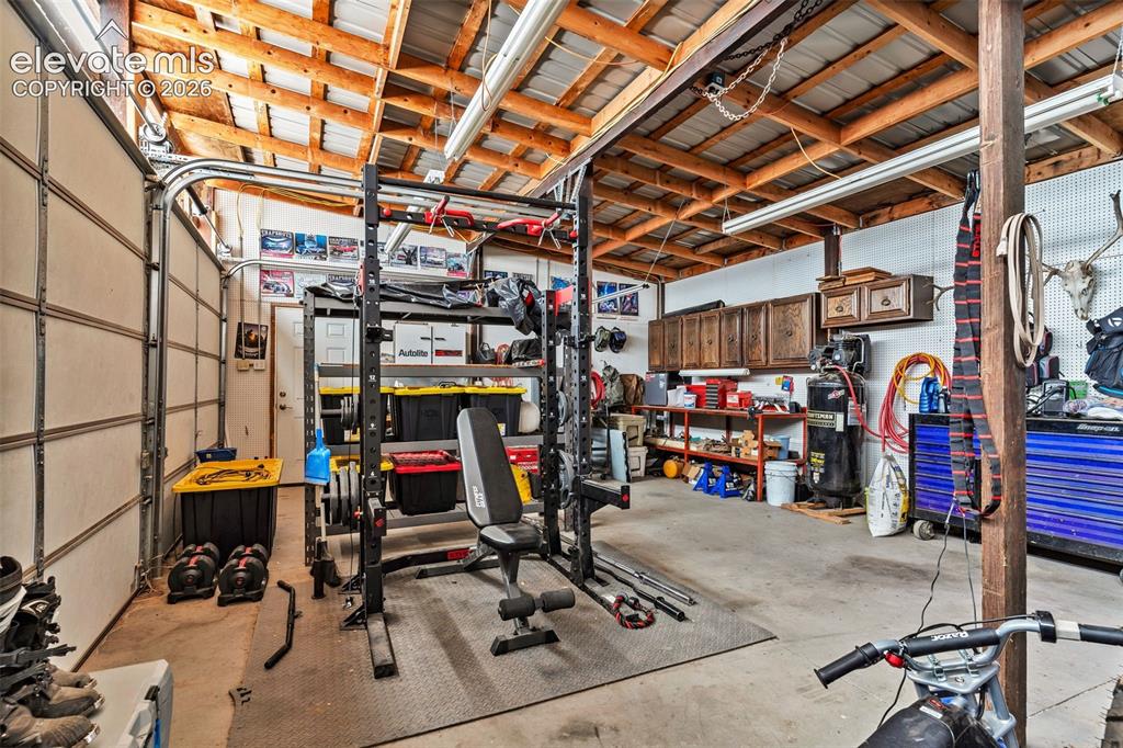 Image 21 of 27: Garage