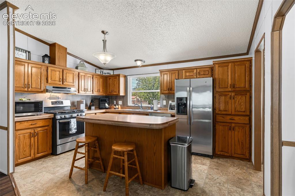 Image 6 of 27: Kitchen