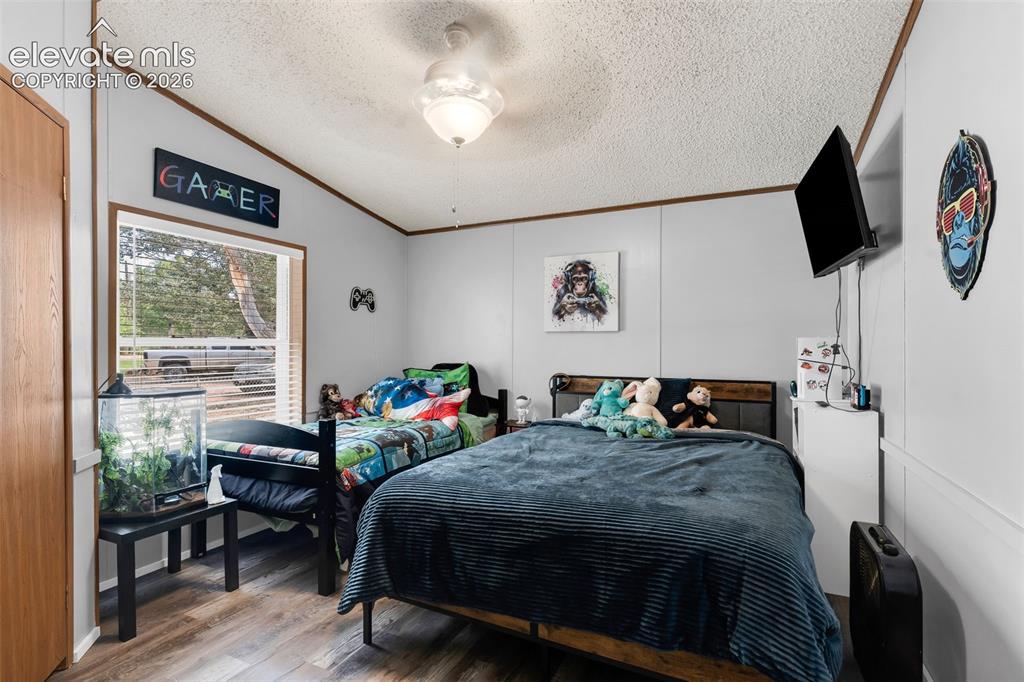 Image 9 of 27: Bedroom