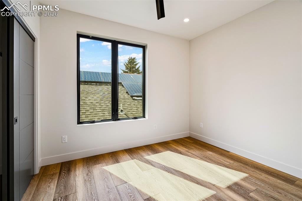 Image 10 of 50: Bedroom