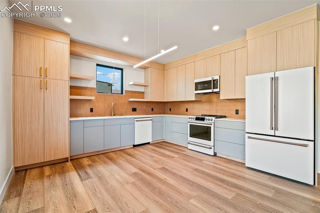 Image 37 of 50: Kitchen