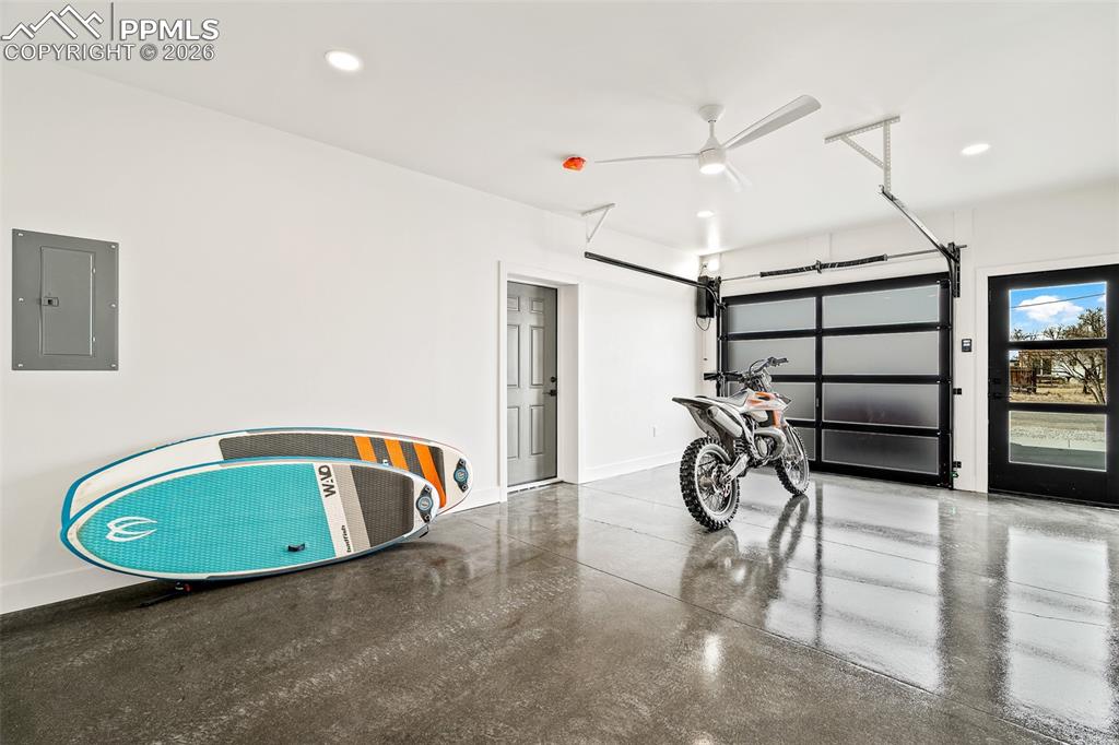 Image 45 of 50: Garage