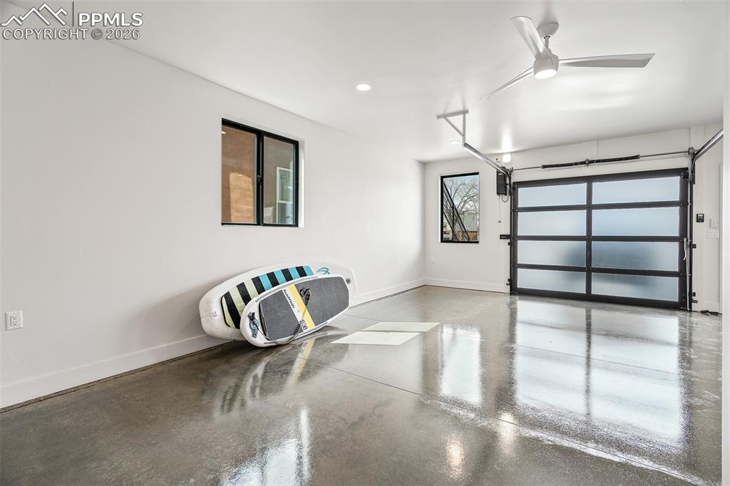 Image 47 of 50: Garage