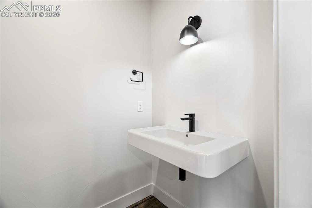 Image 48 of 50: Bathroom