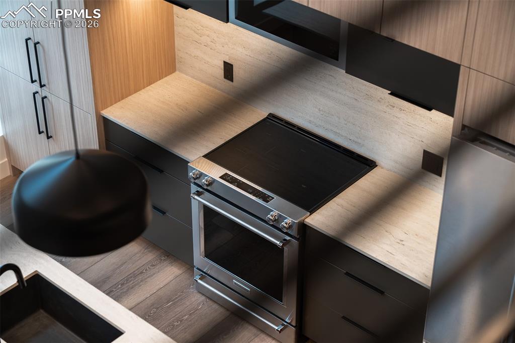 Image 6 of 50: Kitchen