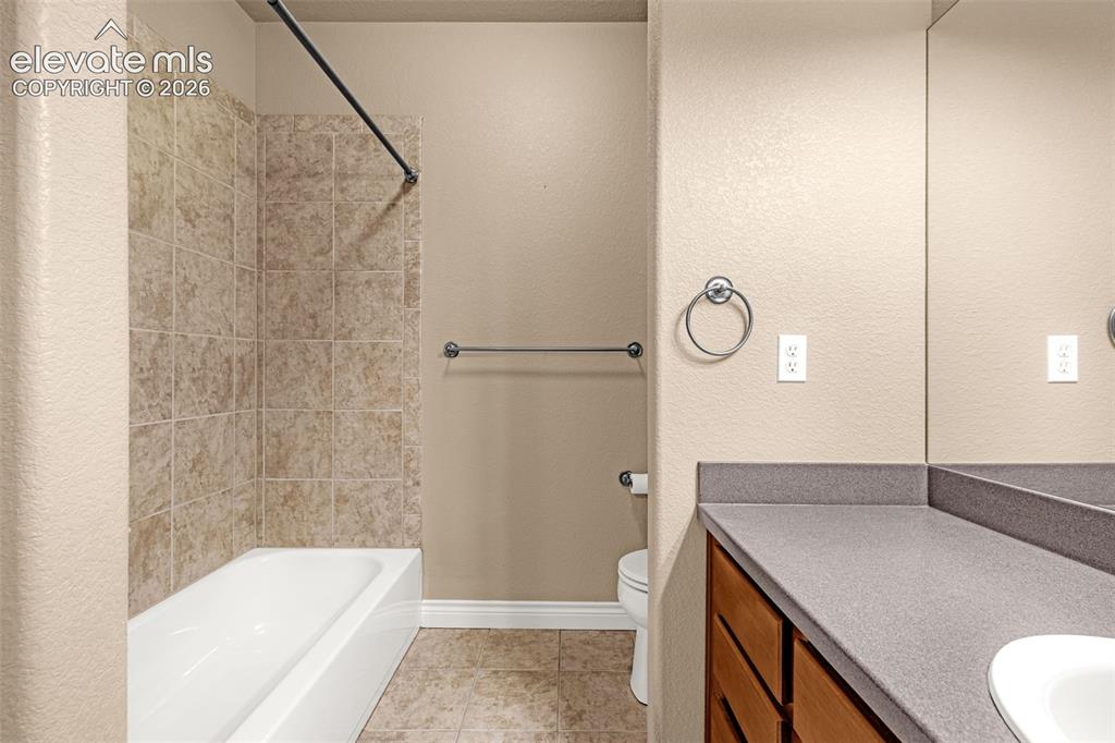 Image 32 of 48: Bathroom