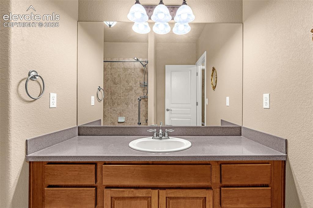 Image 33 of 48: Bathroom