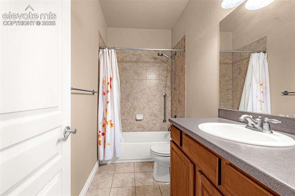 Image 34 of 48: Bathroom