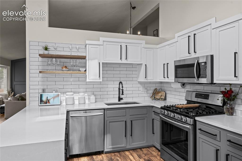 Image 13 of 43: Kitchen