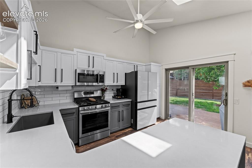Image 14 of 43: Kitchen