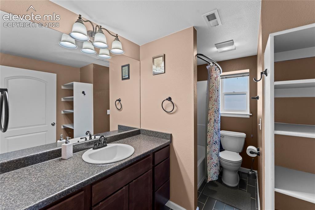 Image 19 of 35: Bathroom
