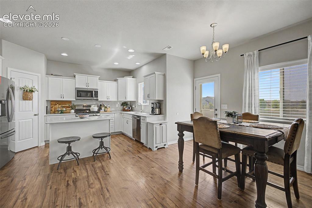 Image 7 of 43: Dining Area
