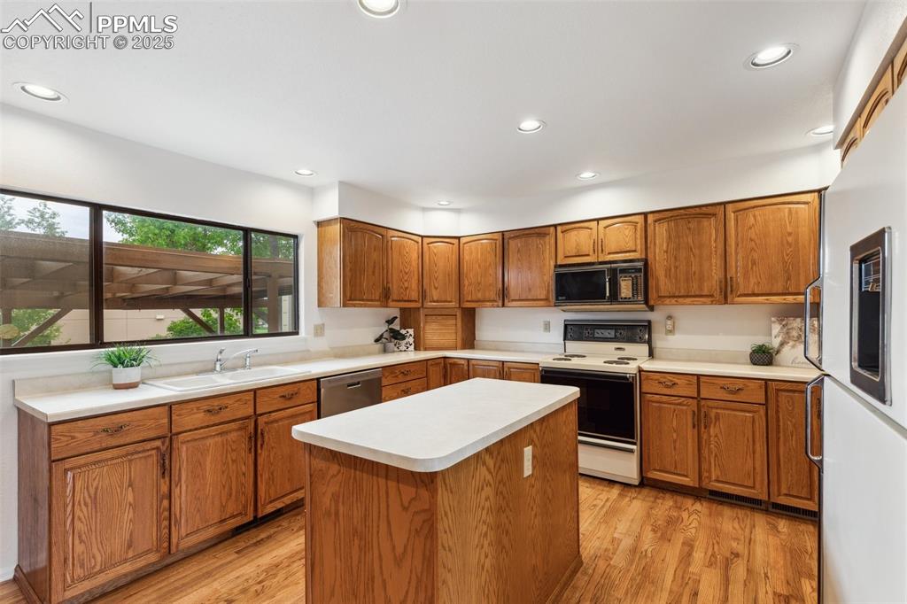 Image 5 of 46: Kitchen