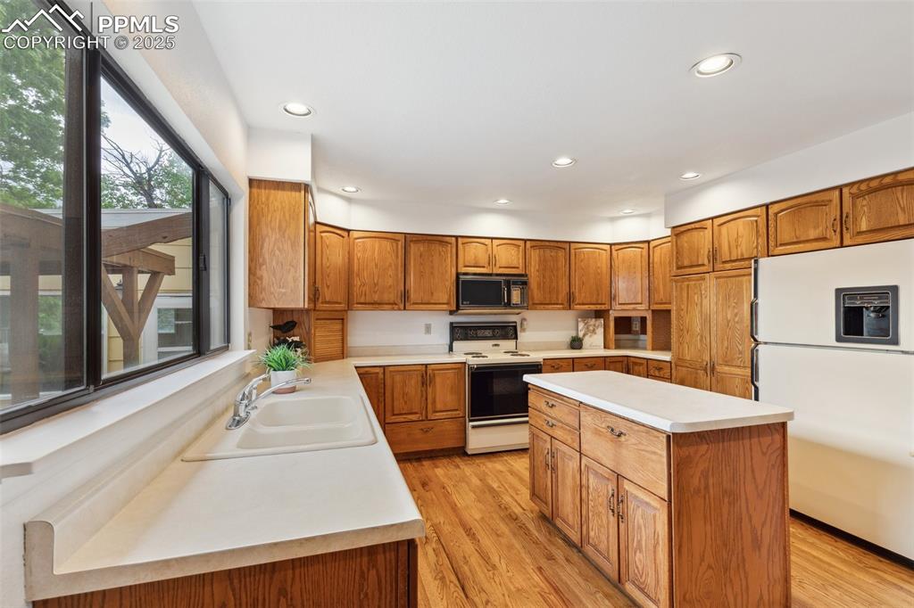 Image 7 of 46: Kitchen