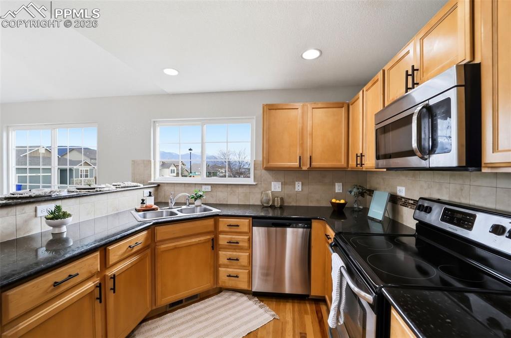 Image 14 of 44: Kitchen