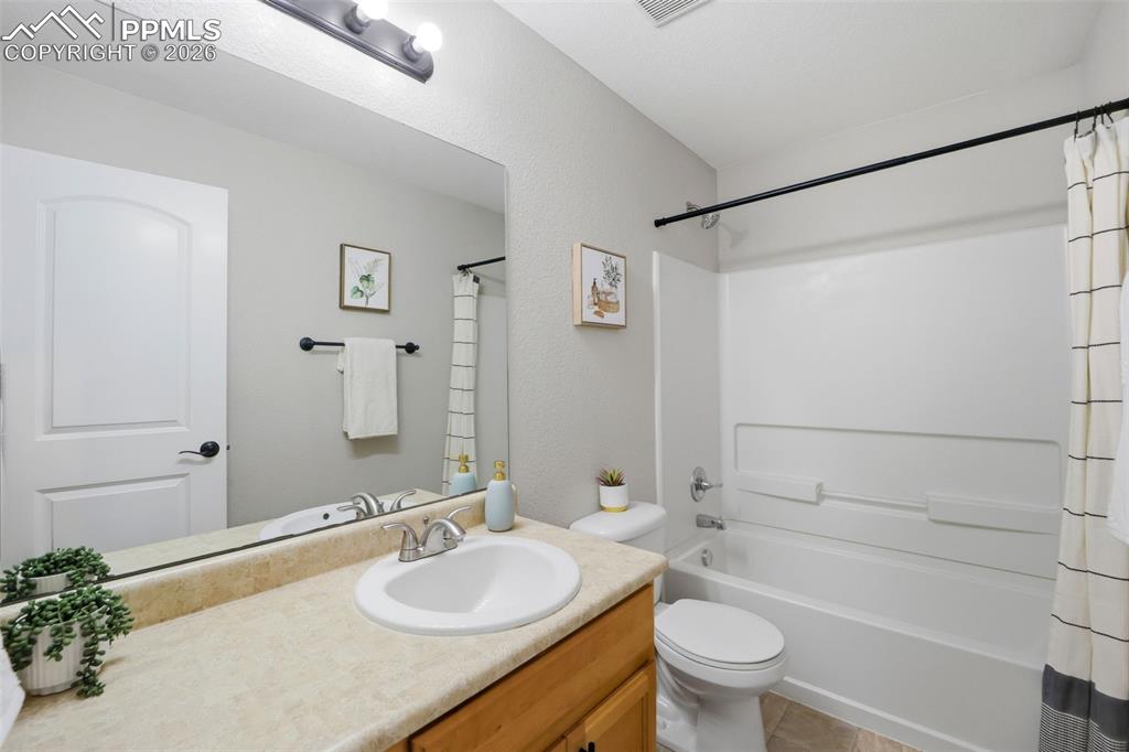 Image 17 of 44: Bathroom