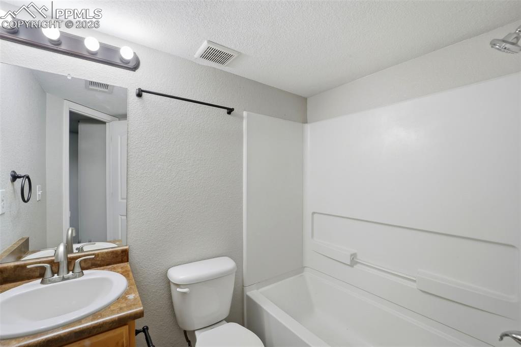 Image 34 of 44: Bathroom