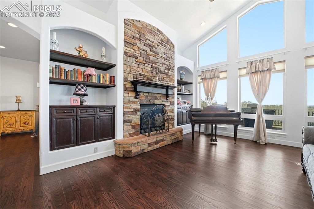 Image 10 of 49: Living Room