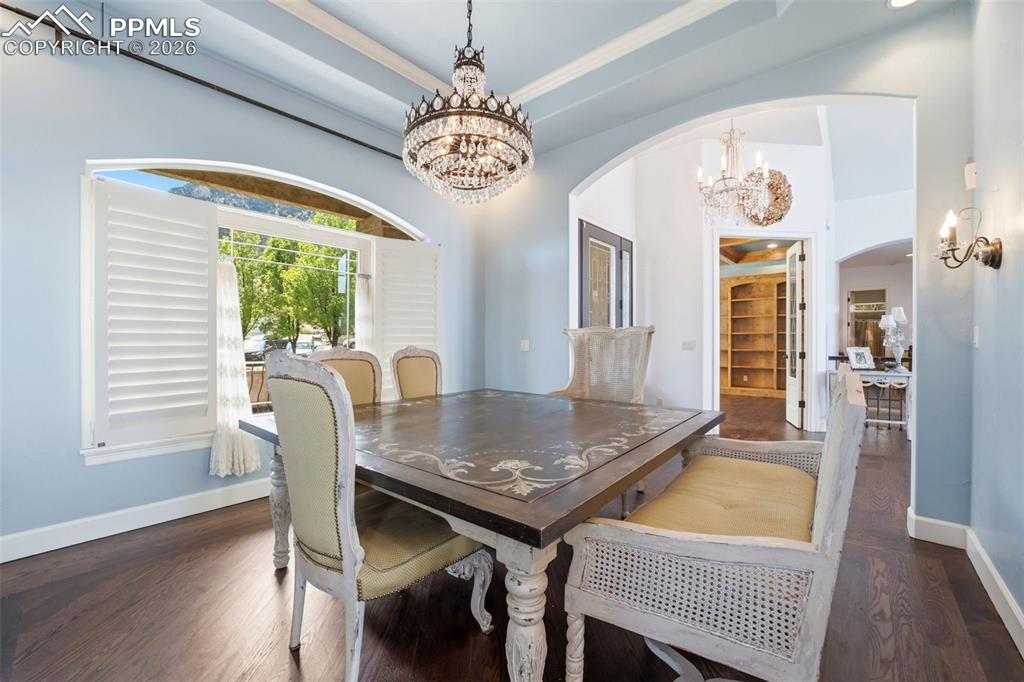 Image 13 of 49: Dining Area