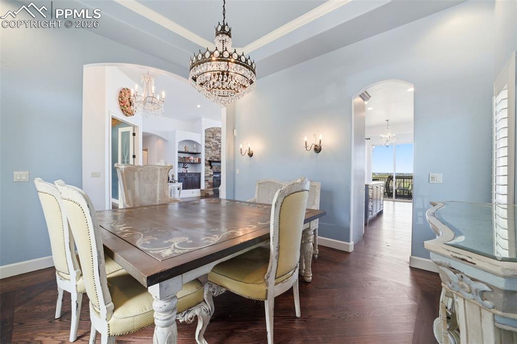 Image 14 of 49: Dining Area