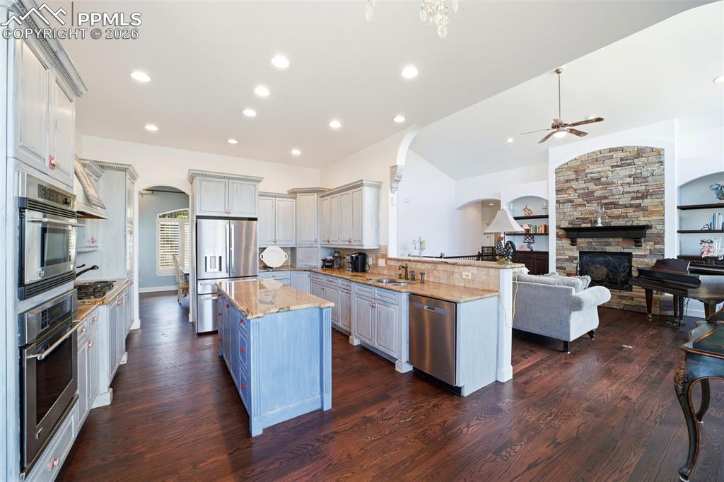 Image 15 of 49: Kitchen