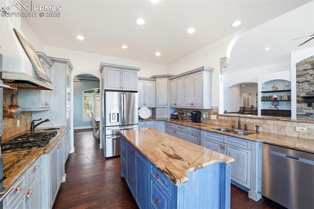 Image 17 of 49: Kitchen