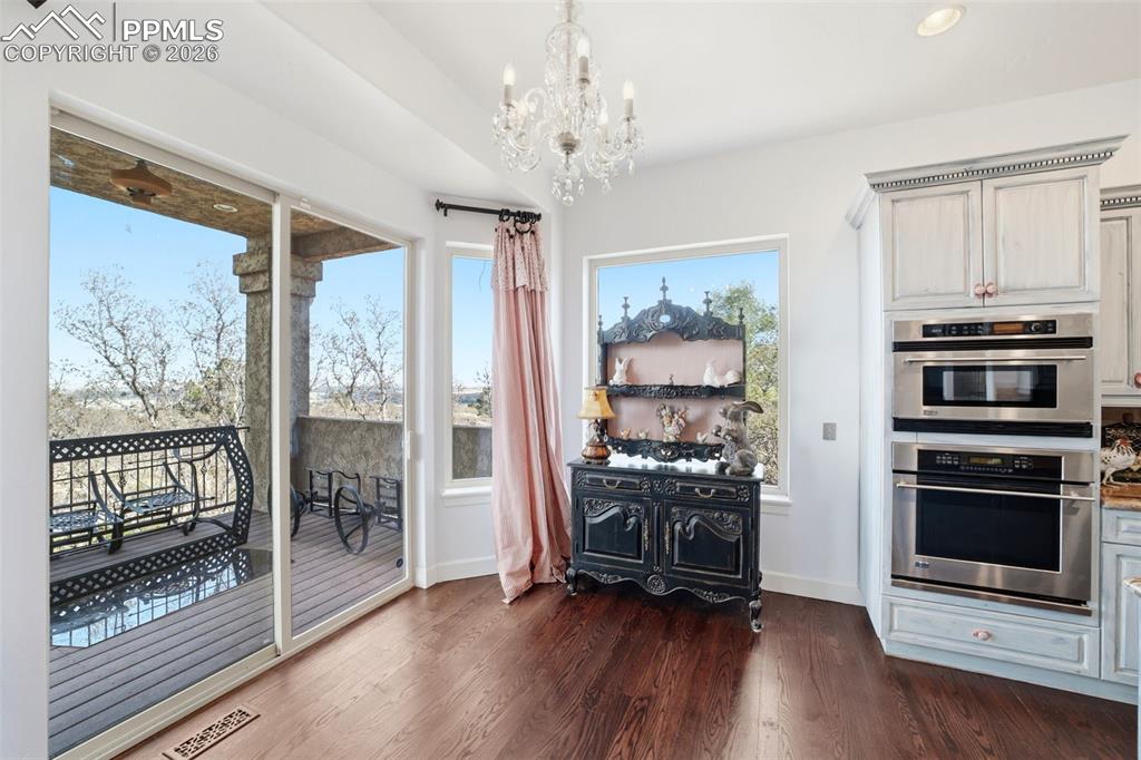 Image 18 of 49: Dining Area