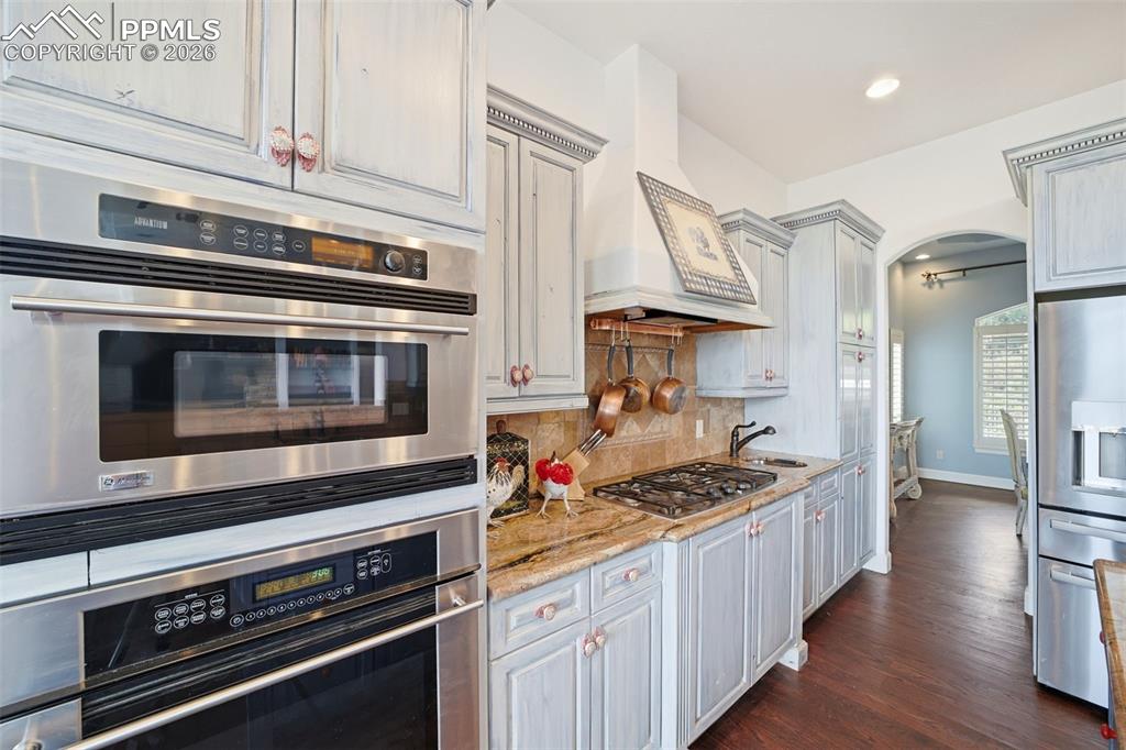 Image 19 of 49: Kitchen