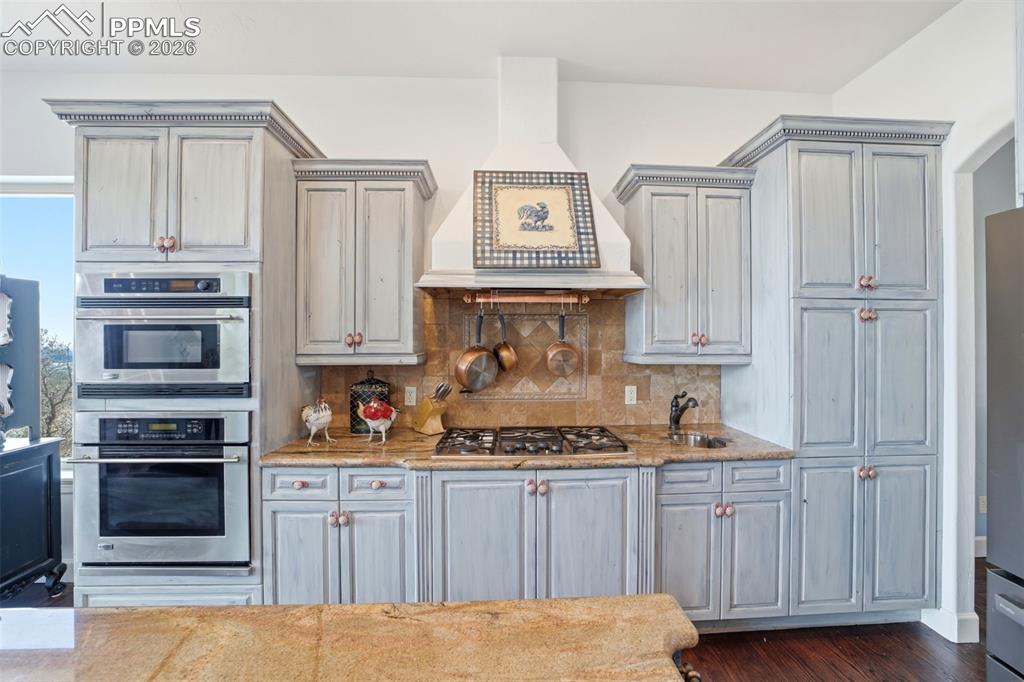 Image 20 of 49: Kitchen