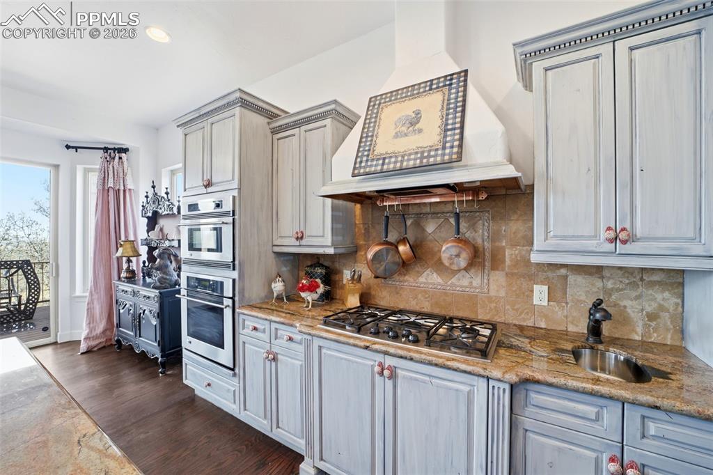 Image 21 of 49: Kitchen