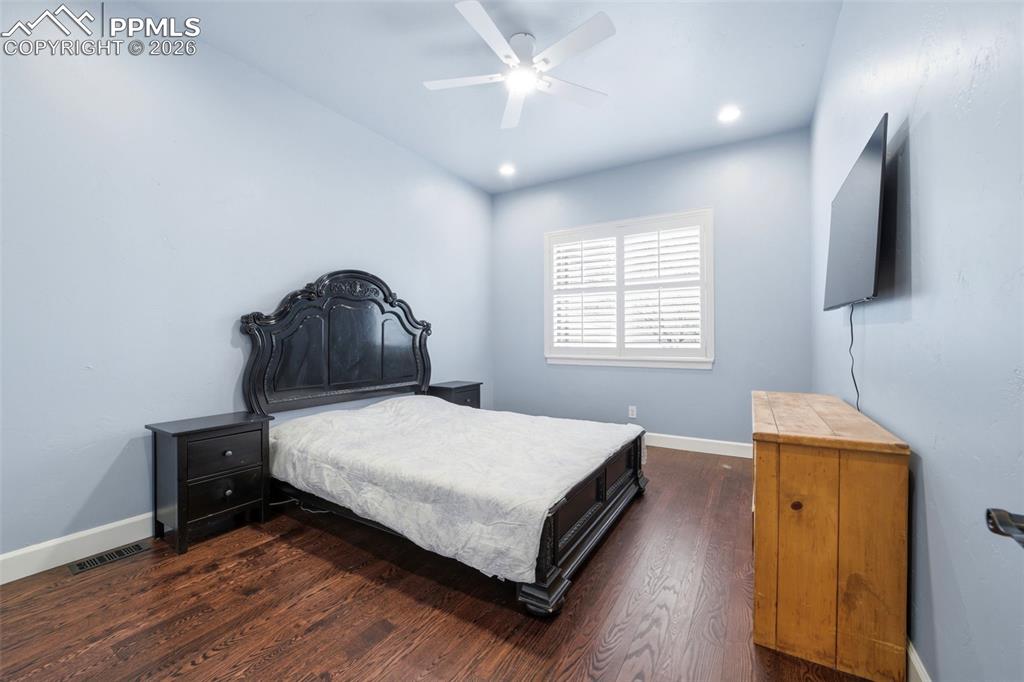 Image 27 of 49: Bedroom