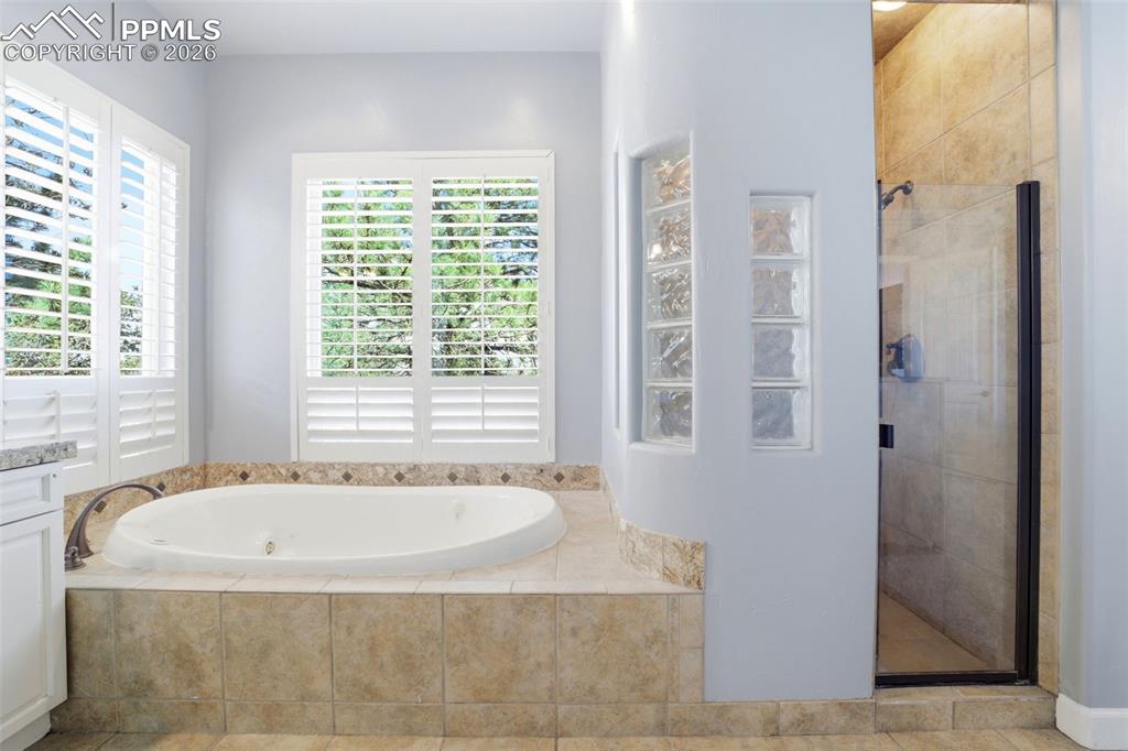 Image 32 of 49: Bathroom