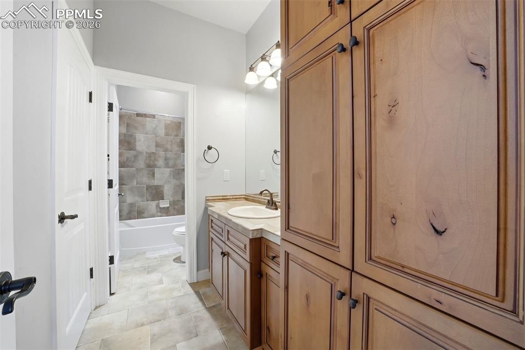 Image 39 of 49: Bathroom