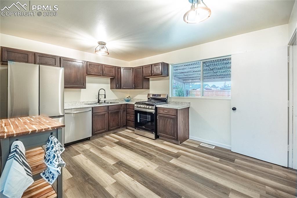 Image 12 of 31: Kitchen