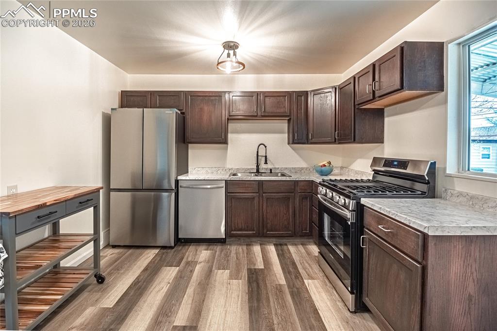 Image 13 of 31: Kitchen