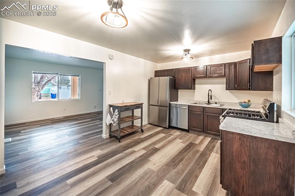 Image 14 of 31: Kitchen