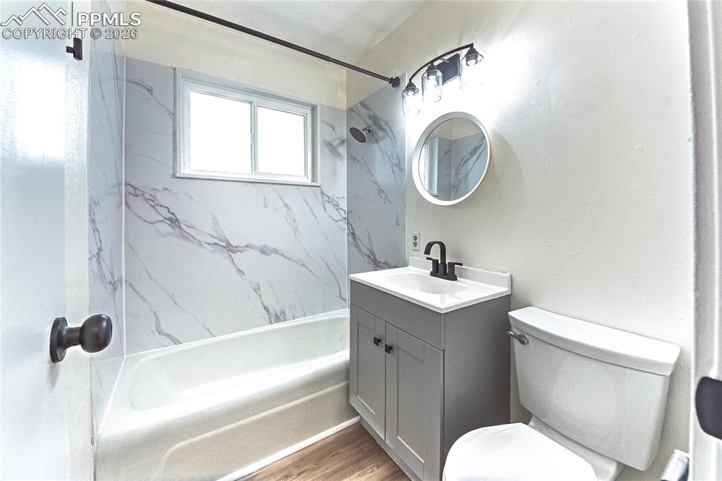 Image 24 of 31: Bathroom