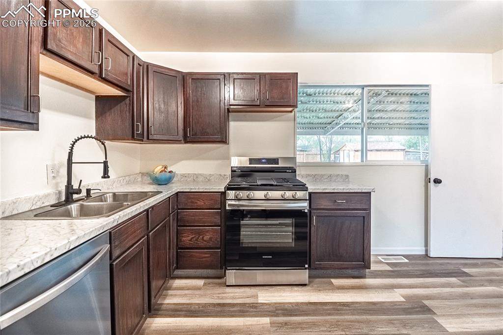 Image 25 of 31: Kitchen