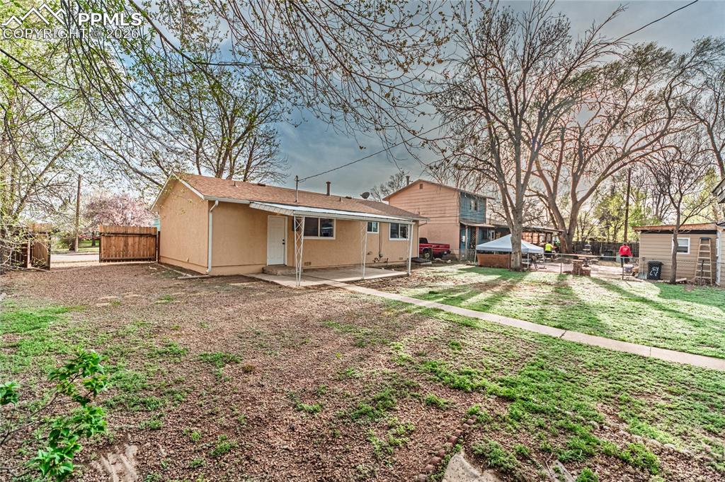 Image 7 of 31: Back of Structure