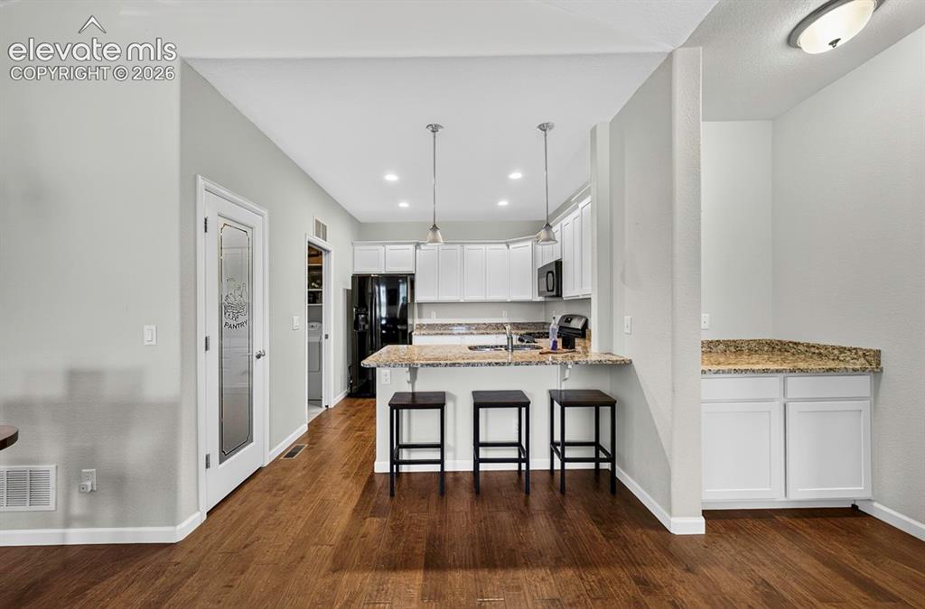 Image 10 of 23: Kitchen