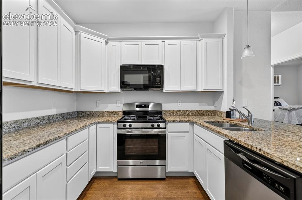 Image 12 of 23: Kitchen