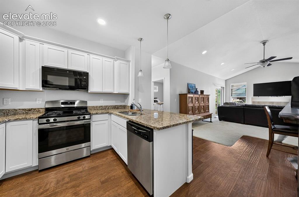 Image 13 of 23: Kitchen