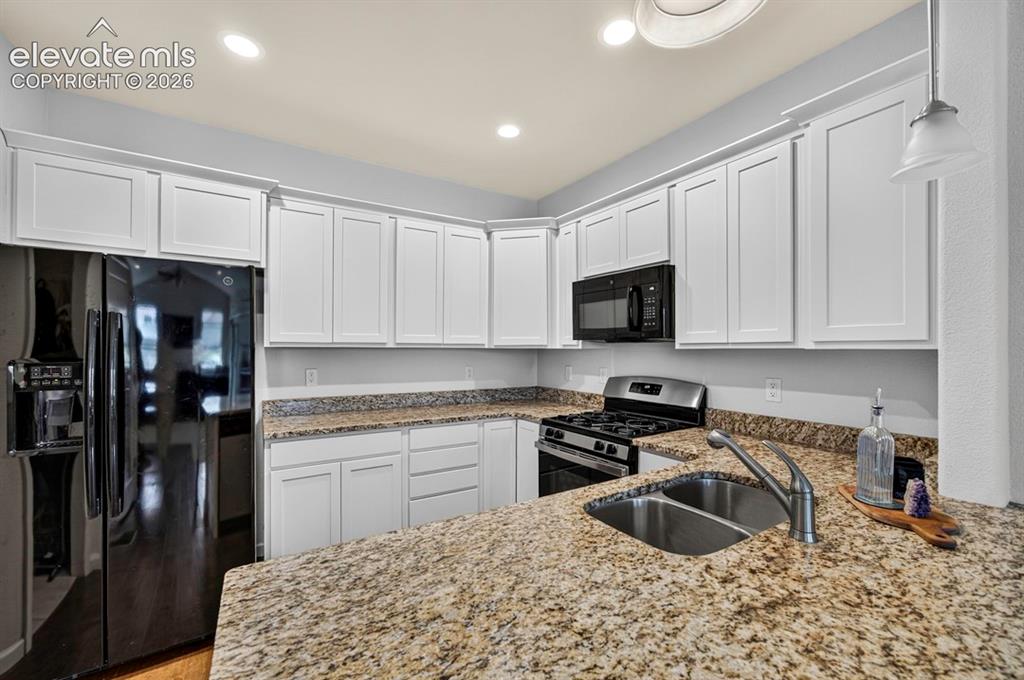 Image 14 of 23: Kitchen