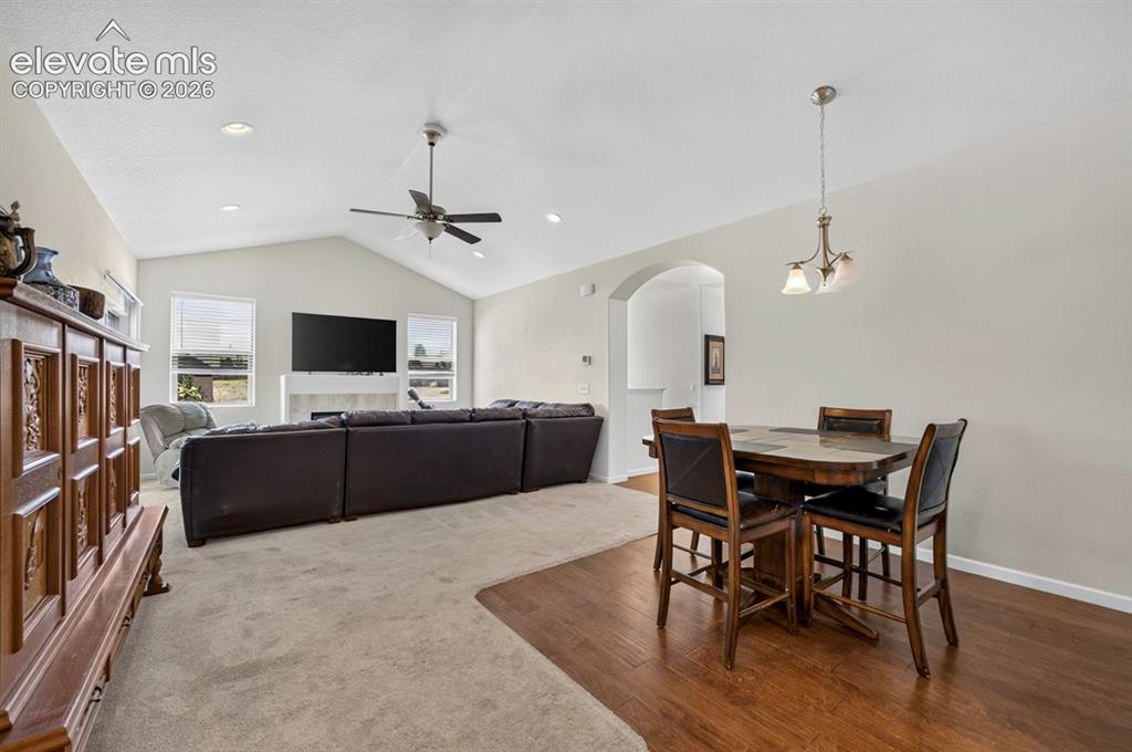 Image 18 of 23: Dining Area